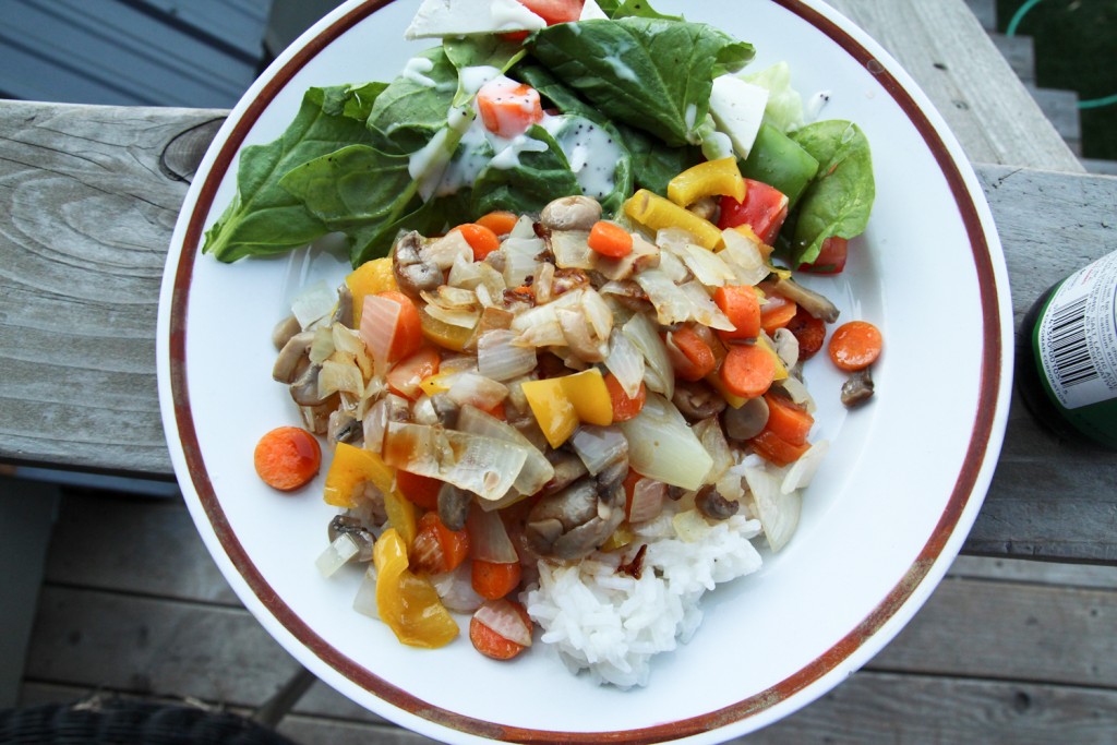 :: Hearty and zesty! This beauty is full of goodies. Stir-fryed veggies and white rice! 