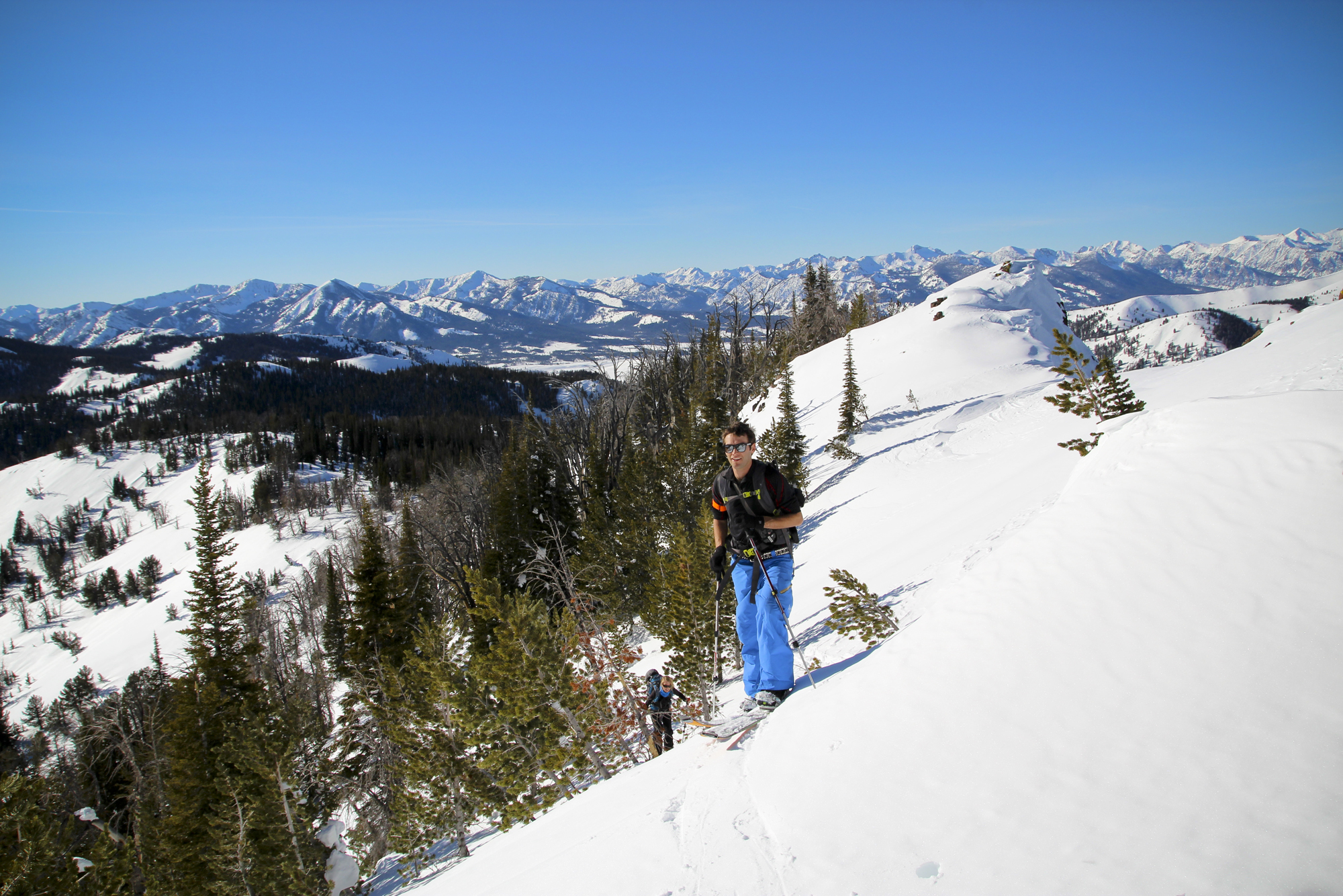 Jerrod picks his way along the thin summit ridge of The Mushroom with views of all the usual ranges abound. 