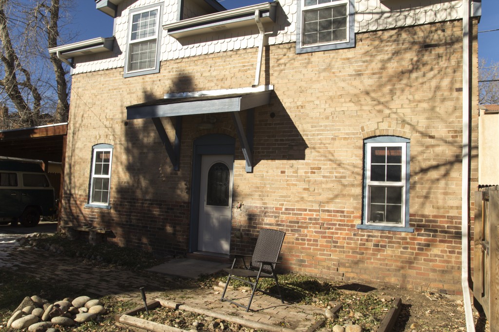 Front of our new place! Nice little sunny yard and a fire pit. The whole thing was a barn on a historic estate back in the day. As a house now it offers a slender layout with high ceilings.