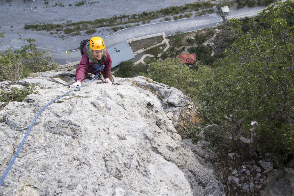 Robyn cruising to the top of pitch 5 or so on the super classic Space Boyz (5.10d, 11 pitches). Checkout the result of rockfall on the pavilion roofs below.. Yikes! 