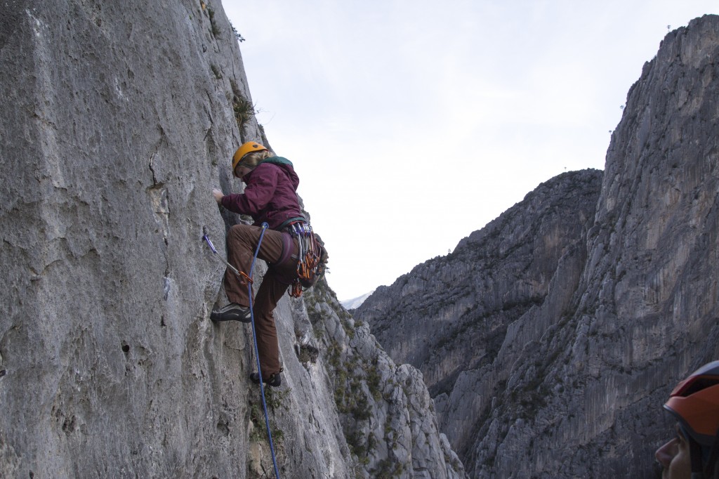 Robyn taking off on the sharp end of a 5.10 pitch of Space Boyz.