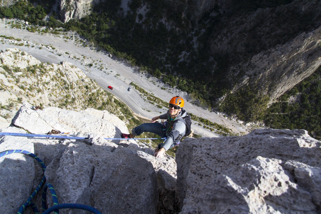 Wide shot nearing the top of Space Boyz (5.10d). Such a great route! 